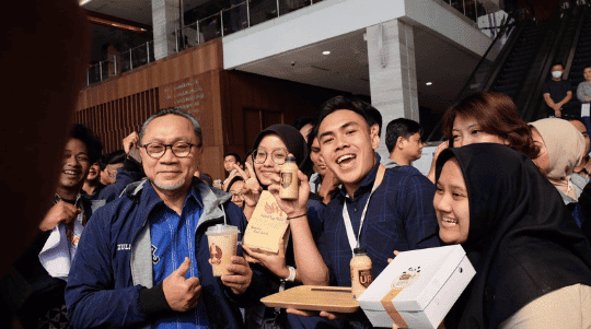Hasil capaian pembelajaran Mahasiswa bisnis digital, di apresiasi oleh Zulkifli hasan dalam acara TEI